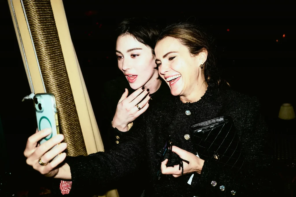 chanel_gracie-abrams-kerri-russell-scaled